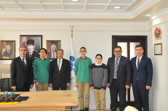 Başkan Akkaya, Teogda Tüm Soruları Yapan Üç Öğrenciyi Ödüllendirdi