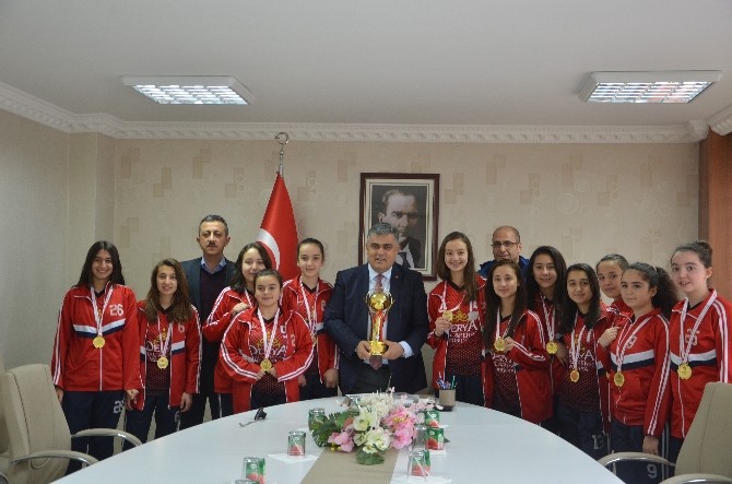 Başkan Özgüven Şampiyonları Ağırladı