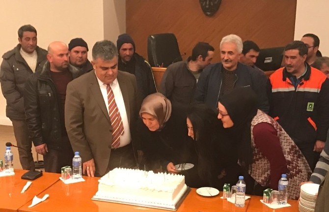 Başkan Özgüvenden Personele Sürpriz Doğum Günü