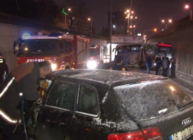 Başkentte Ters Şeride Giren Otomobil, Halk Otobüsüne Çarptı