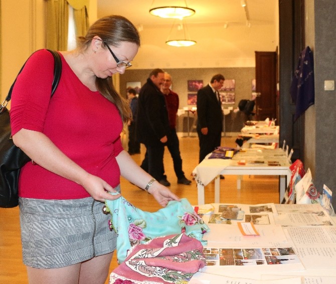 Bin Türk Öğrencisinin El Emeği Budapeştede Macarlarla Buluştu