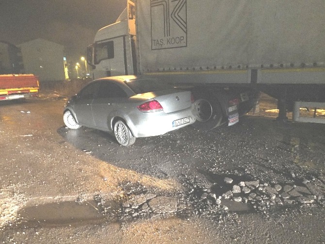 Bozüyükte Otomobil Park Halindeki Tıra Çarptı, 2 Yaralı