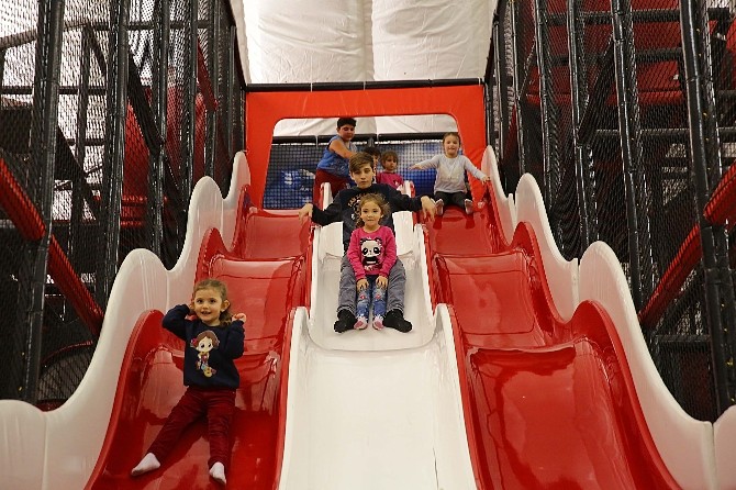 Çocuklar Zıp Zıp Parka Koştu