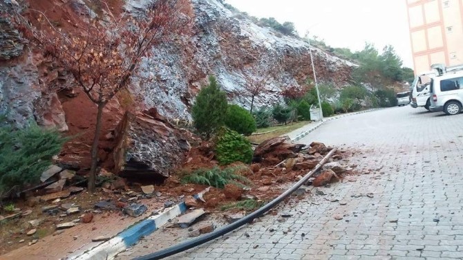 Dağdan Kopan Kaya, Anamur Toki Konutlarında Tehlike Saçtı