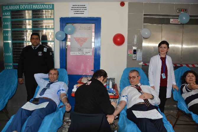 Dalamanda Sağlıkçılardan Kan Bağışı