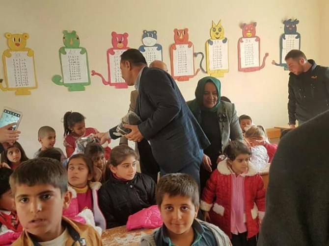 Derecikteki Öğrencilere Yardım