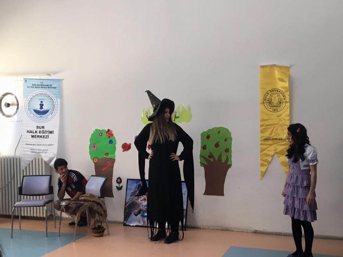 Diyarbakırdaki Yurtlarda Kalan Çocuklara Tiyatro Gösterisi