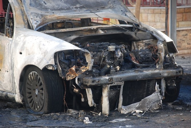 Efelerde Park Halindeki Araç Yandı