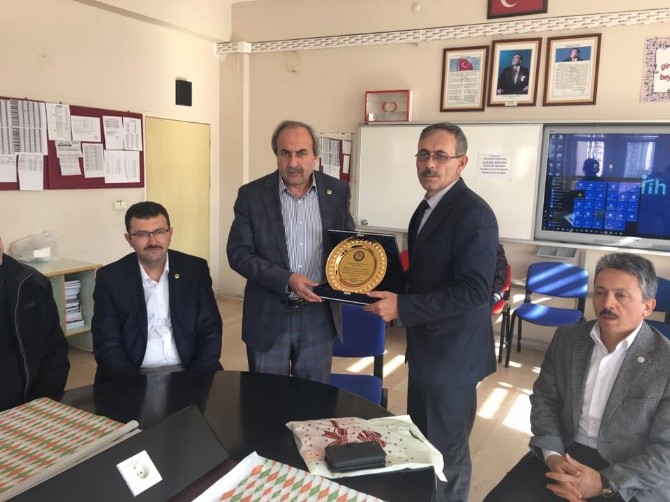 Eğitim Bir-Sen Teog Sınavında Başarılı Olan Öğrencileri Ödüllendirdi