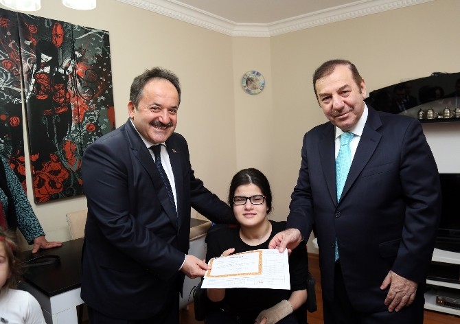 Evde Eğitim Hizmeti Gören Engelli Kardelenin Karne Sevinci