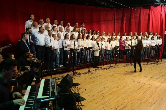 Gaziemirin Koristlerinden Yeni Yıl Konseri