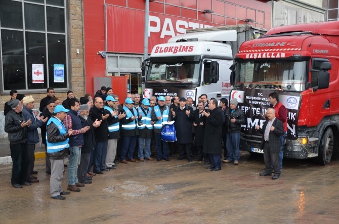 Halepe 2 Tır Yardım Malzemesi Gönderildi