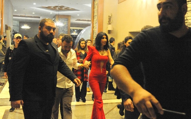 Hande Yener Gençlik Festivalinde Sahne Aldı