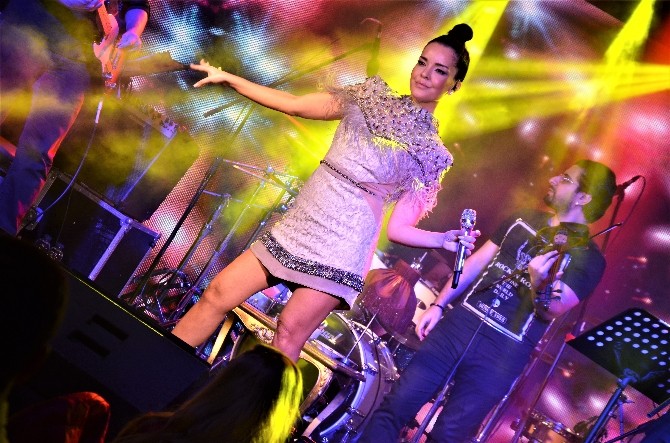 Hastalığı Nedeni İle Sahne Alamayan Hadise Yerini Bengüye Bıraktı