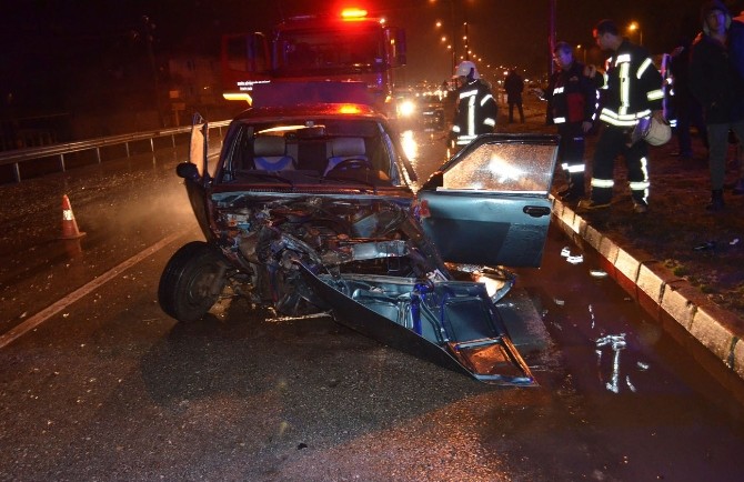 İki Otomobil Çarpıştı: 2 Yaralı