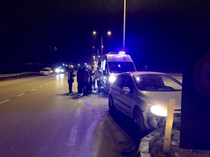 İki Otomobil Çarpıştı : 3 Yaralı