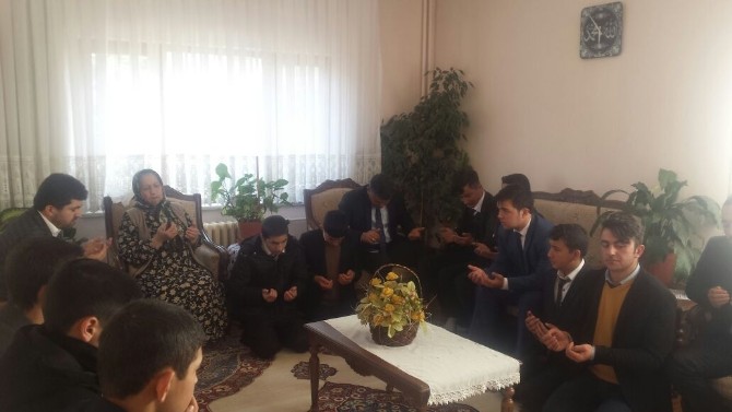 İmam Hatipli Öğrenciler Şehitler İçin Kuran-Kerim Okudu