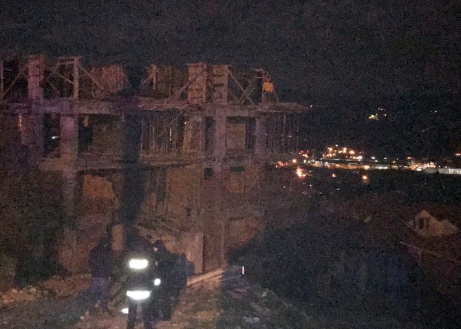 İntihar İçin Çatıya Çıkan Genci İtfaiye Ekibi Vazgeçirdi