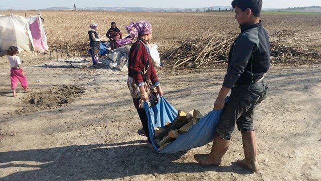 Isınmak İçin Kıyafetlerini Yakan Suriyelilere Odun Yardımı
