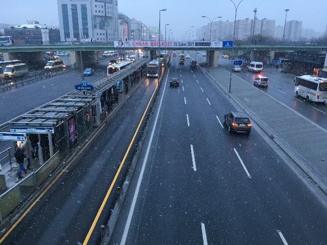 İstanbulda Kar Yağışı Etkisini Arttırdı