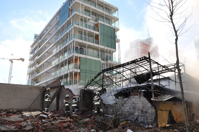 İzmirde Korkutan Hurdalık Yangını