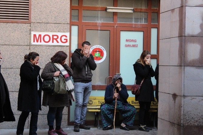 İzmirde Vahşi Cinayete Kurban Giden Ailenin Cenazeleri Yakınları Tarafından Alındı