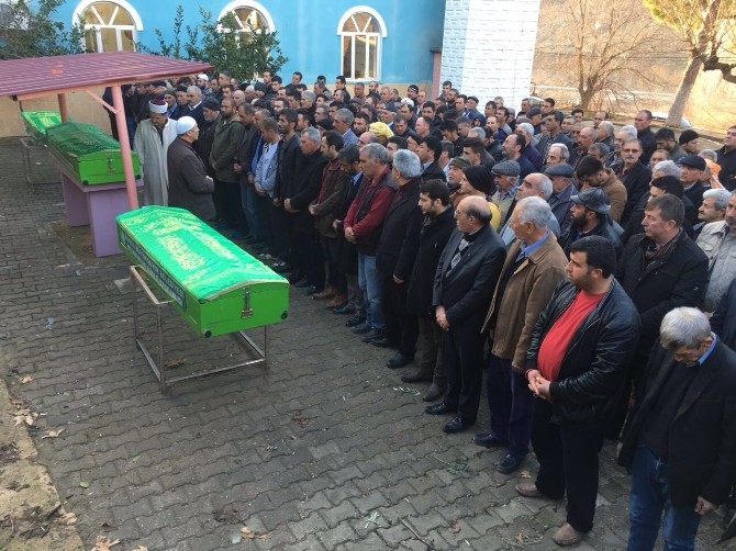 İzmirdeki Cinayetin Kurbanları Toprağa Verildi