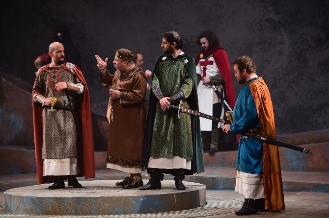 Jenniferın Düğünü/osman Gazi Oyunu Uşaklı İzleyicilerden Tam Not Aldı