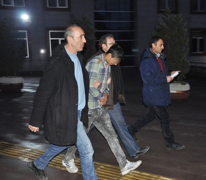 Kablo Hırsızlığından Tutuklanan Genç: “Ben Şarkıcıyım, Beni Niye Çekiyorsunuz?”