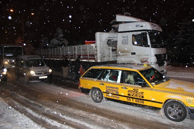 Kar Yağışı Sürücülere Zor Anlar Yaşattı