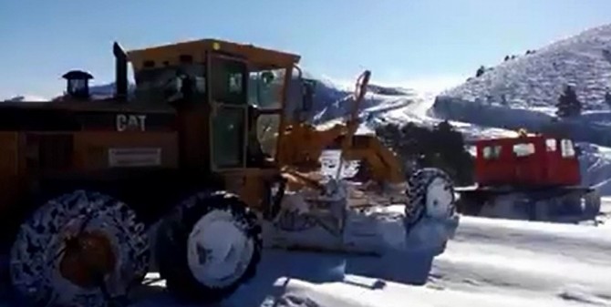 Kara Saplanan Greyderi Çedaş Ekipleri Kurtardı