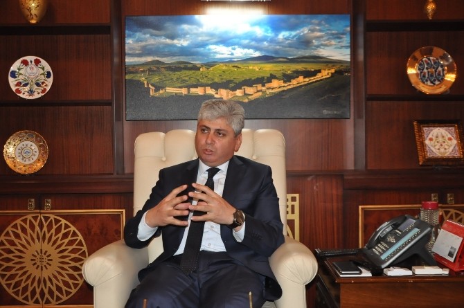 Kars Valisi Rahmi Doğandan ‘Mont Haberine Tepki Gösterdi