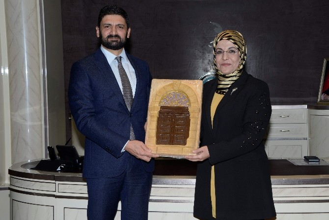 Kktcli Bakandan Başkan Toruya Ziyaret