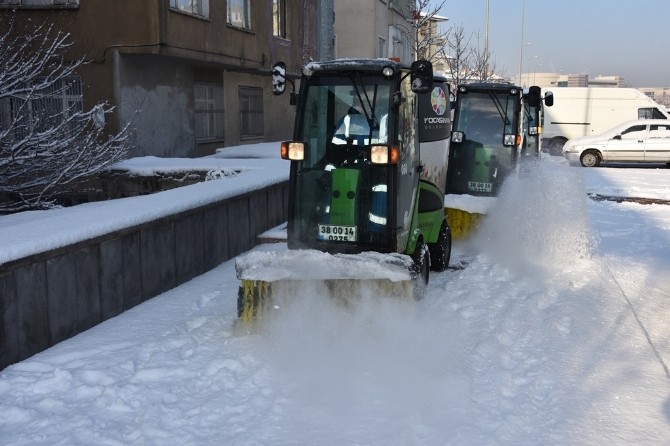 Kocasinanda Yeni Nesil Araçla Karlar Temizleniyor