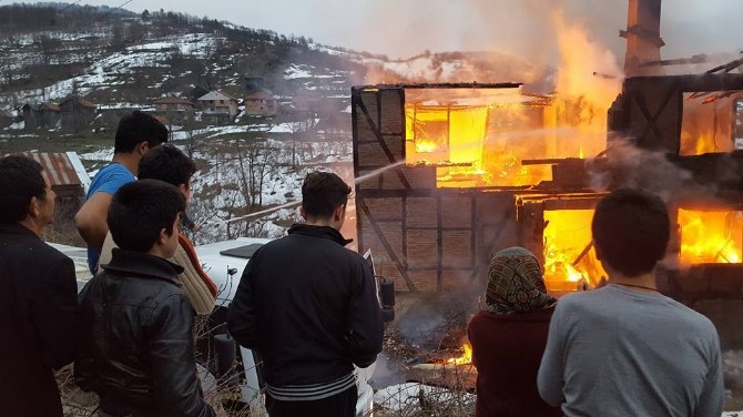 Köy Muhtarının Evi Alev Alev Yandı