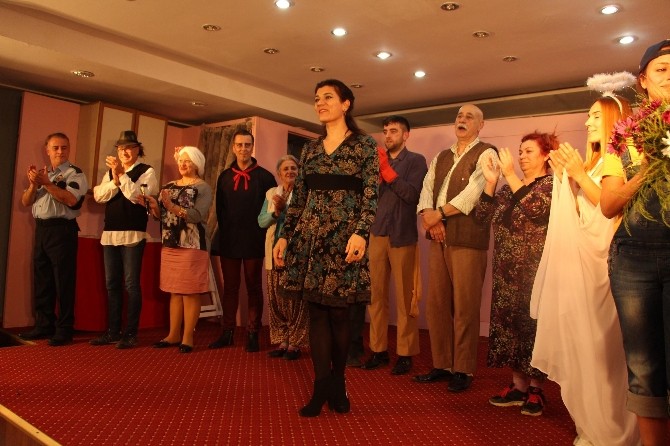 Kuşadası Belediye Tiyatrosu Sökede Sahne Aldı