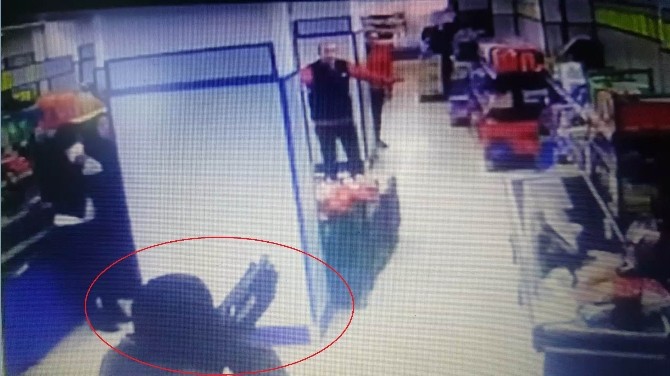 Marketten Silahlı Soygun Anı Güvenlik Kamerasında