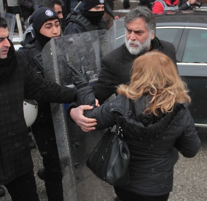 Meclis Önünde Anayasa Arbedesi