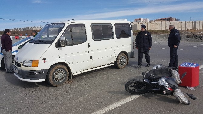Minibüs İle Motosiklet Çarpıştı: 1 Yaralı