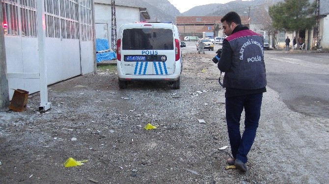 Mobilya Atölyesinde Silahlı Kavga: 2 Yaralı