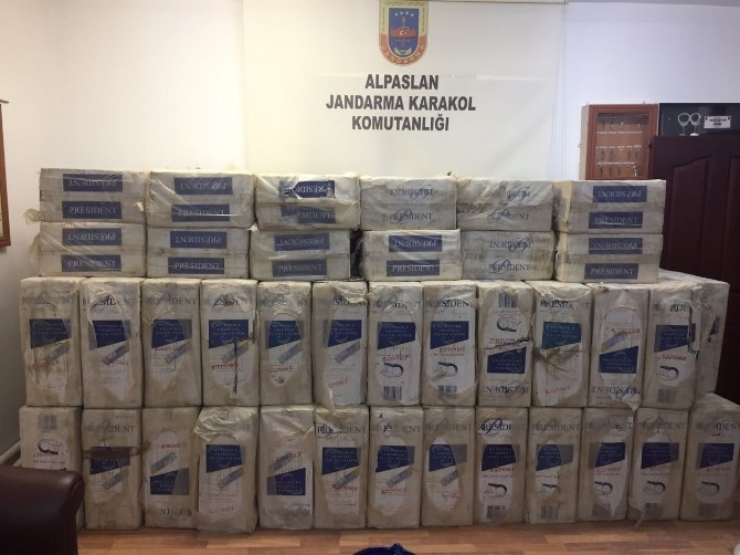 Muradiyede 100 Bin Paket Kaçak Sigara Ele Geçirildi