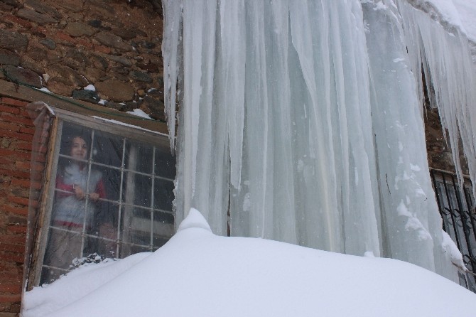 Muşta 5 Metrelik Buz Sarkıtı Görenleri Şaşırtıyor