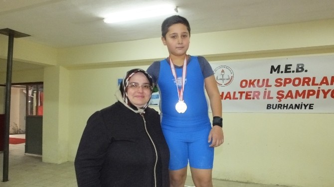 Ödülünü Annesinin Elinden Aldı