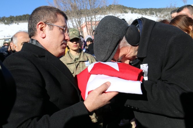 Oğlunun Al Bayrağı İle Gözyaşlarına Boğuldu