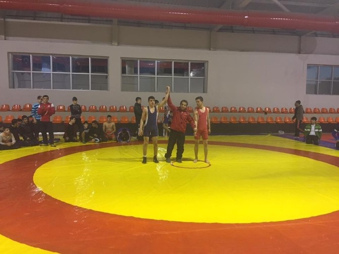 Okullar Arası Güreş Müsabakaları Yapıldı