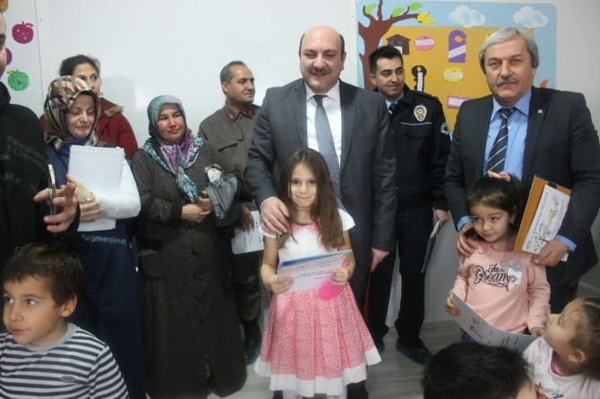 Osmanelide Minik Öğrencilerin Karne Sevinci