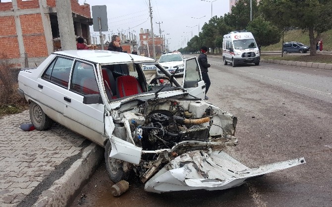 Otomobil Ağaca Çarptı: 1İ Ağır 2 Yaralı