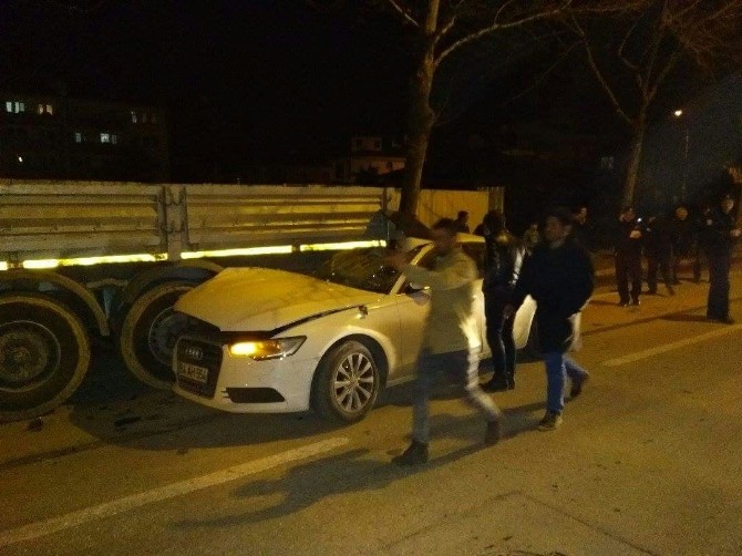 Otomobil Duran Tırın Altına Girdi: 1 Yaralı