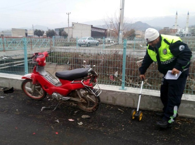 Otomobil İle Motosiklet Çarpıştı: 2 Yaralı