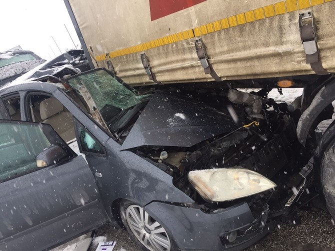 Otomobil Tırın Altına Girdi: 1 Ölü, 3 Yaralı